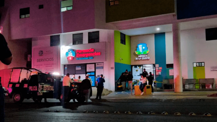 Persona herida fue atacada a balazos dentro de una clínica en Culiacán mientras era atendida