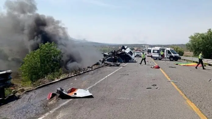 Una pipa choca contra transporte de personal y causa incendio; hay 21 personas muertas