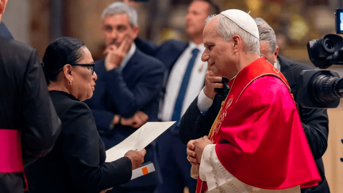 Rosa Icela entrega carta al papa León XIV en nombre de Sheinbaum e invita a visitar México