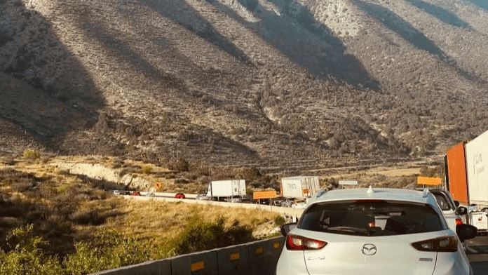 Se hacen pasar por agentes y asaltan a familia texana en la carretera 57