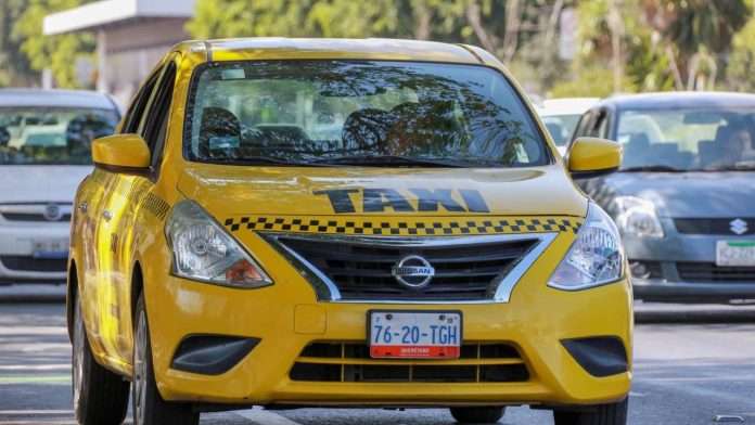 Taxista es detenido tras asaltar a pasajera y arrojarla del auto en movimiento