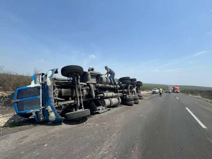 Tráiler carbonero volcó en la Autopista Premier