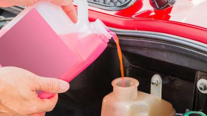 Tras pelear con su esposa, hombre va a casa de sus padres y toma anticongelante