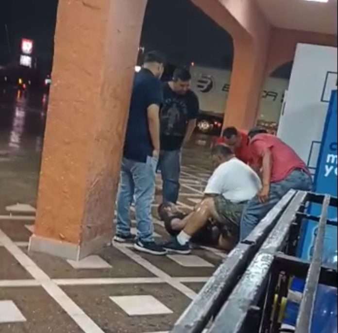 Un sujeto se alocó repentinamente en una gasolinera y comenzó a insultar a clientes y trabajadores