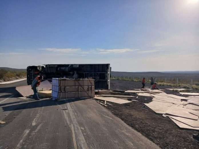 Volcadura de camión de carga deja a operador herido en la autopista Premier