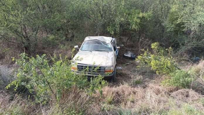 Volcadura de camioneta en carretera 57 libre