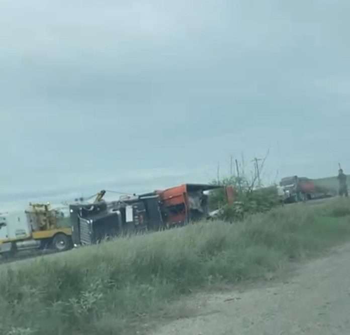 Volcadura de tráiler en carretera 57