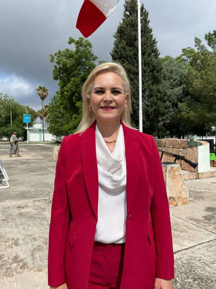 Alcaldesa de Múzquiz recibe el Premio Excelencias 2025 en Cultura durante el Tianguis Turístico