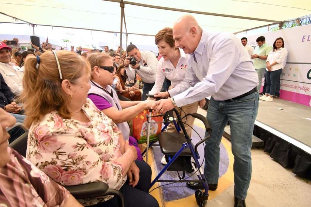 Román Cepeda lleva brigada municipal a Las Julietas; anuncia obras de recarpeteo, techumbre y drenaje