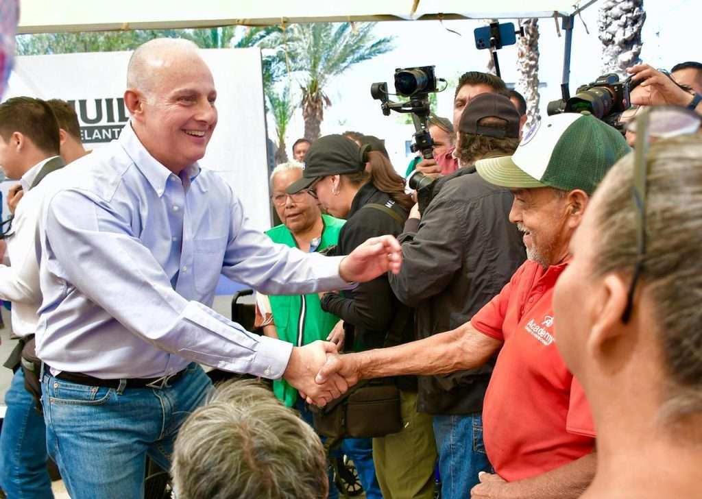 Román Cepeda lleva brigada municipal a Las Julietas; anuncia obras de recarpeteo, techumbre y drenaje