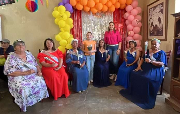Adultos mayores celebran la coronación de la 