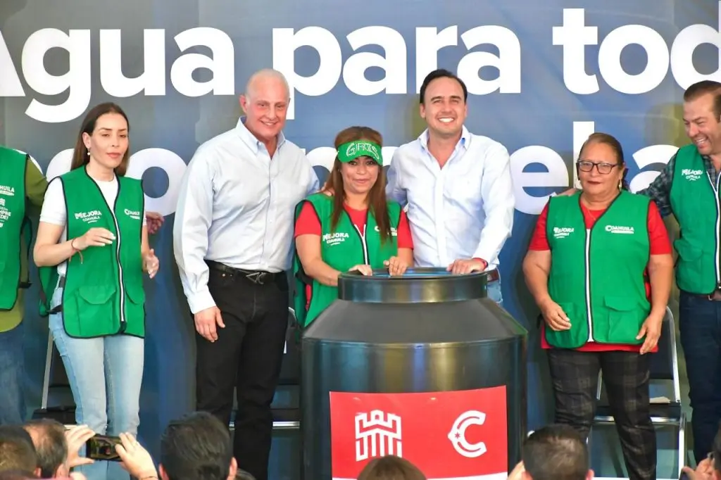 Manolo Jiménez y Román Cepeda arrancan el programa de entrega de tinacos "¡Agua para todos y todos por el agua!"