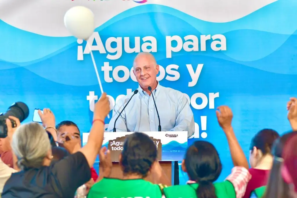Manolo Jiménez y Román Cepeda arrancan el programa de entrega de tinacos "¡Agua para todos y todos por el agua!"