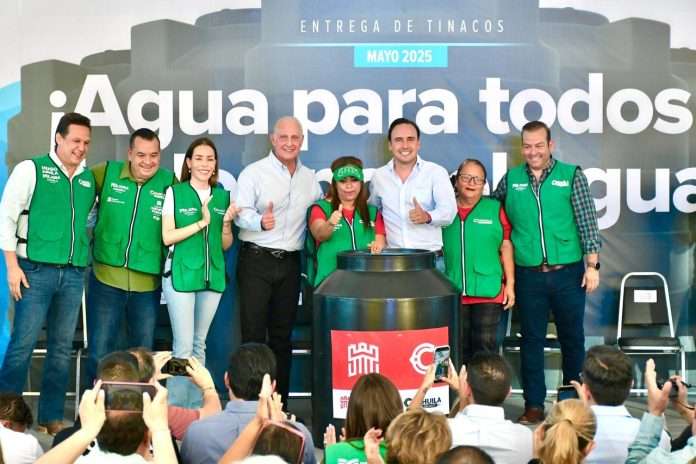 Manolo Jiménez y Román Cepeda arrancan el programa de entrega de tinacos 