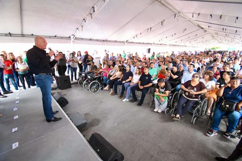 Román Cepeda anuncia obras de pavimentación en la colonia Tierra y Libertad