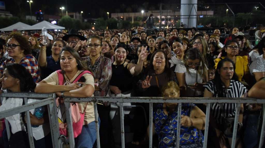 Con gran ambiente en Plaza Mayor, más de 80 mil personas celebran el Día de las Madres