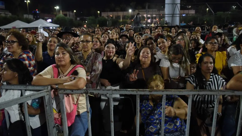Con gran ambiente en Plaza Mayor, más de 80 mil personas celebran el Día de las Madres