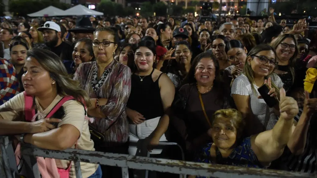 Con gran ambiente en Plaza Mayor, más de 80 mil personas celebran el Día de las Madres