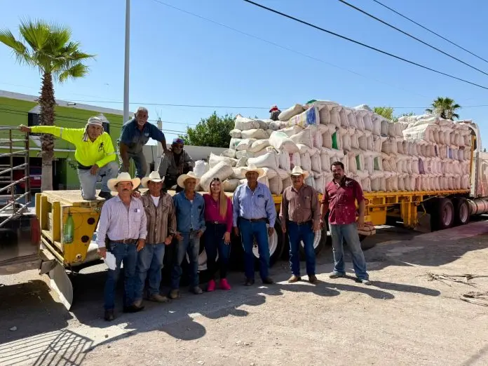 Impulsa Yesica Sifuentes al sector rural con la entrega de pollinaza