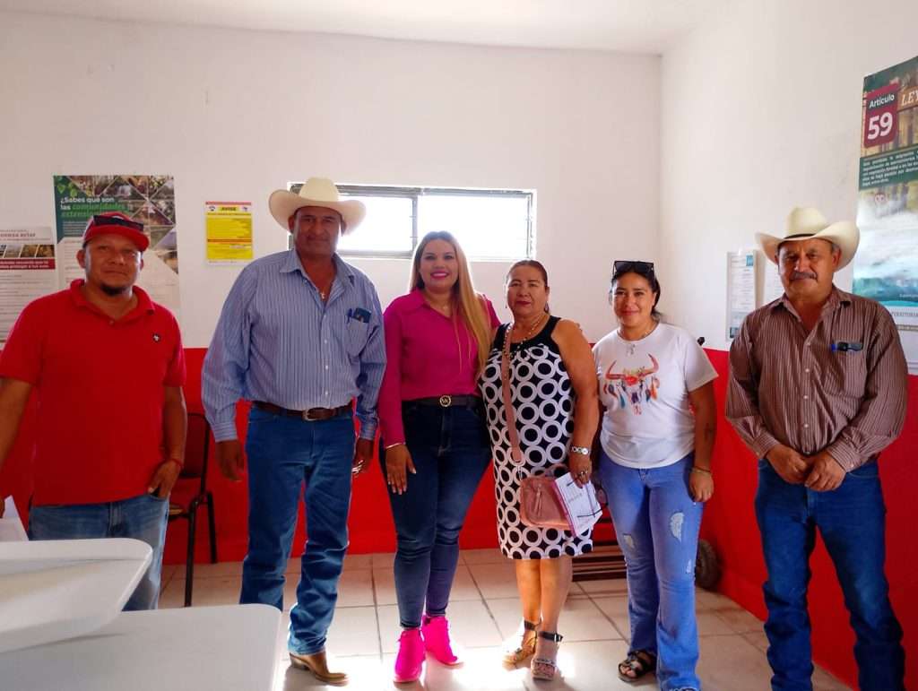 Impulsa Yesica Sifuentes al sector rural con la entrega de pollinaza
