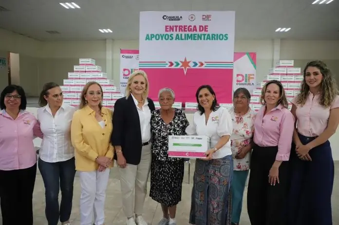 La presidenta del DIF Coahuila, Liliana Salinas Valdez