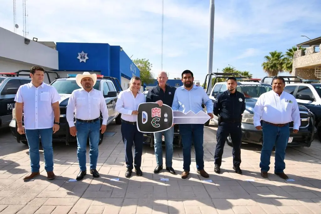 Román Cepeda entrega patrullas a municipios de Coahuila