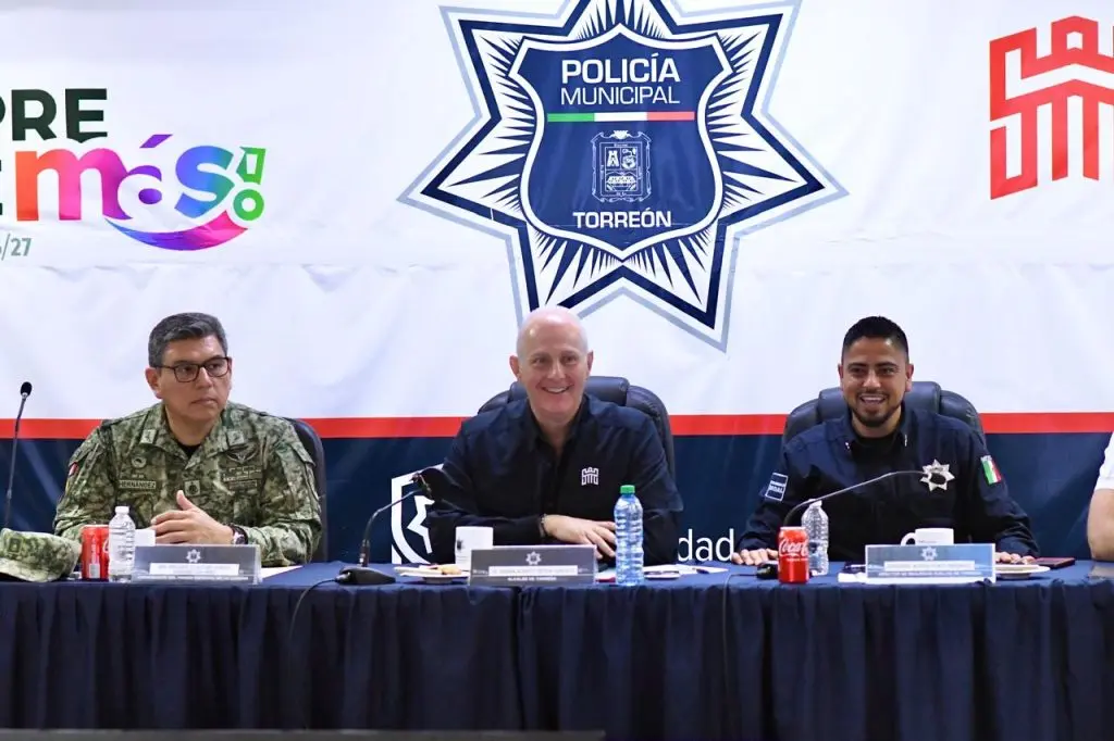 Román Cepeda entrega patrullas a municipios de Coahuila