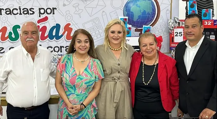 La alcaldesa de Múzquiz, Laura Jiménez, celebró a maestros y jubilados con desayuno, música y rifas