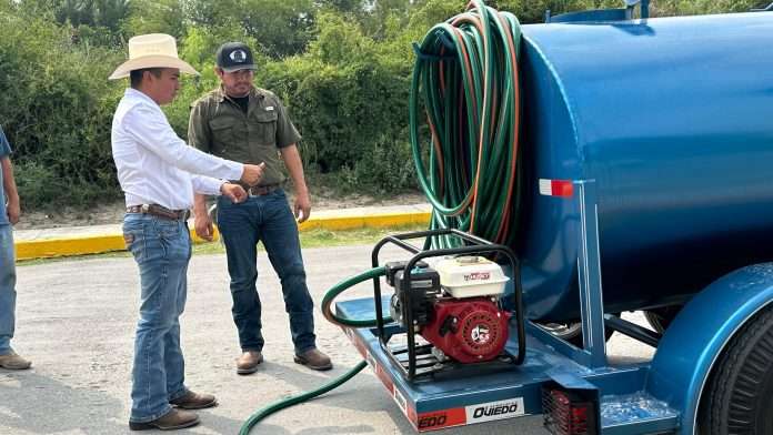 Fernando Juárez adquiere tanque cisterna para contrarrestar desabasto de agua en Candela