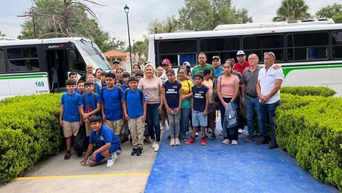 La alcaldesa Laura Jiménez despidió a 170 jóvenes deportistas de Múzquiz rumbo a la Olimpiada Estatal
