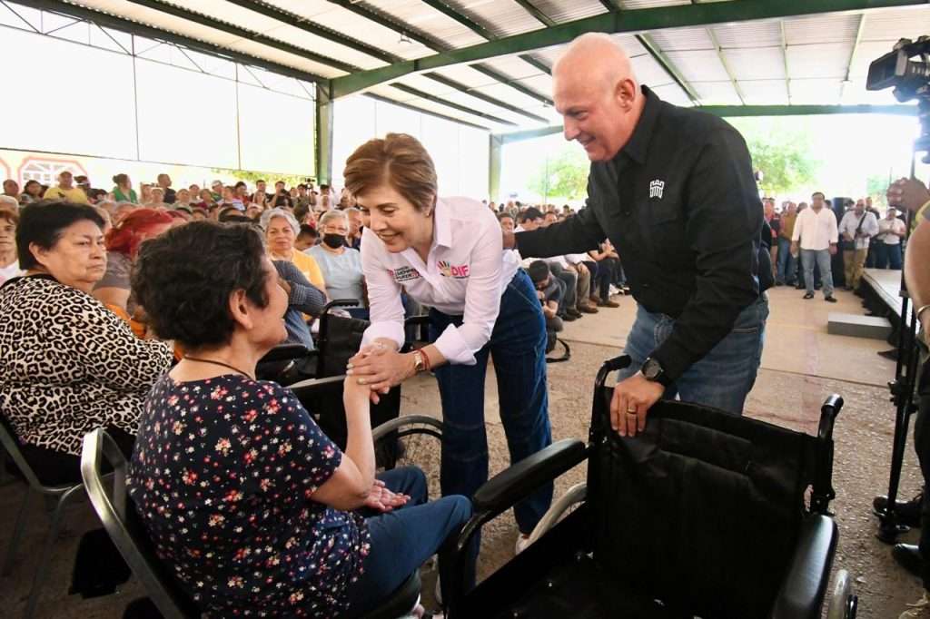 Román Cepeda entrega techumbre en la colonia Alamedas