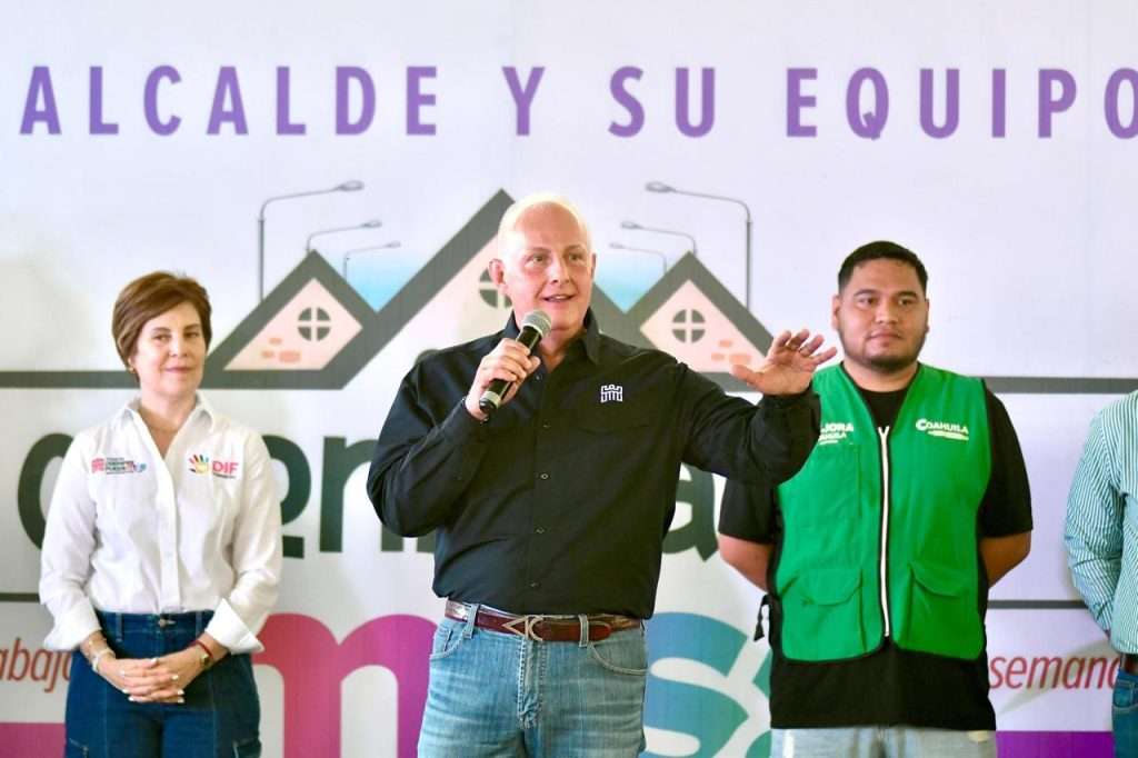 Román Cepeda entrega techumbre en la colonia Alamedas