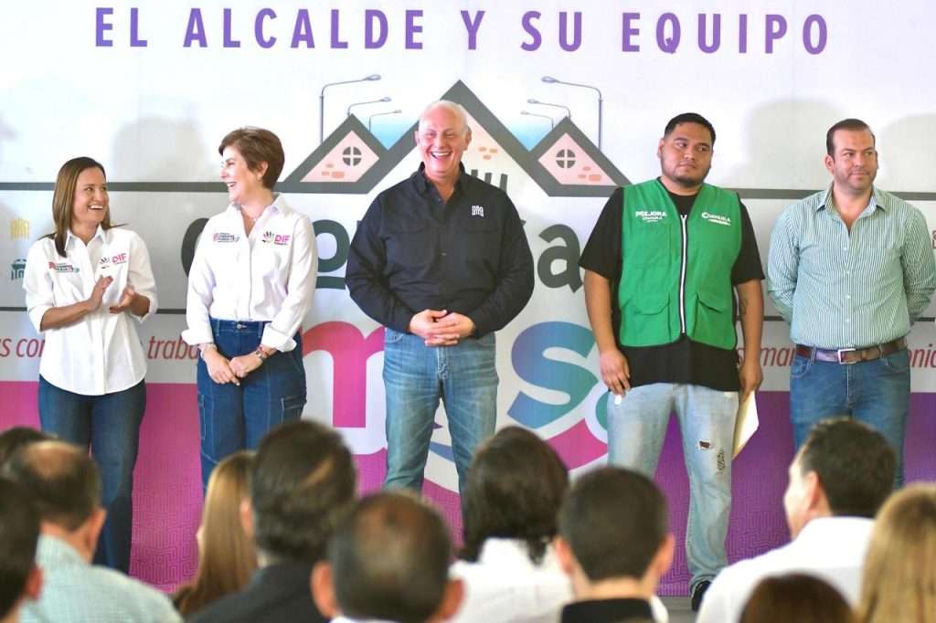 Román Cepeda entrega techumbre en la colonia Alamedas