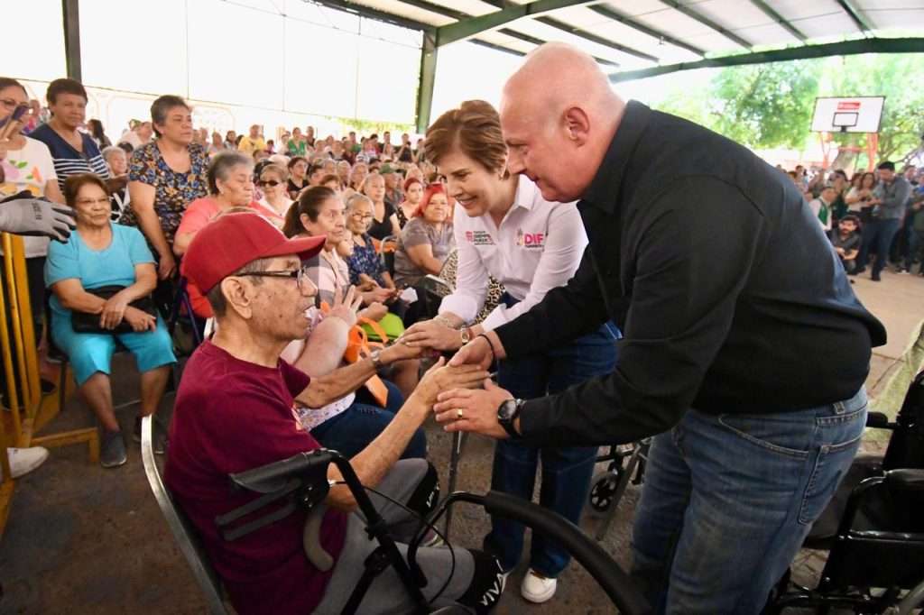 Román Cepeda entrega techumbre en la colonia Alamedas