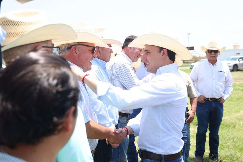 Entrega Manolo Jiménez 400 toros a productores de Coahuila