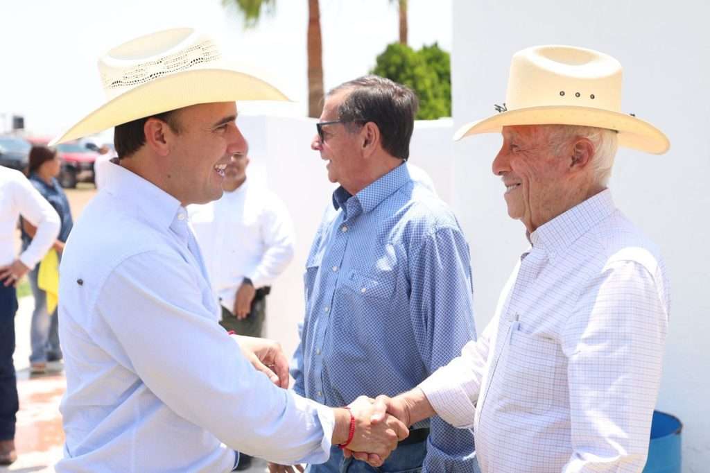 Entrega Manolo Jiménez 400 toros a productores de Coahuila