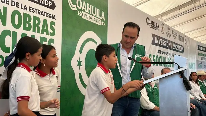 El gobernador Manolo Jiménez anuncia la construcción de una cancha de fútbol en la primaria Miguel Acuña