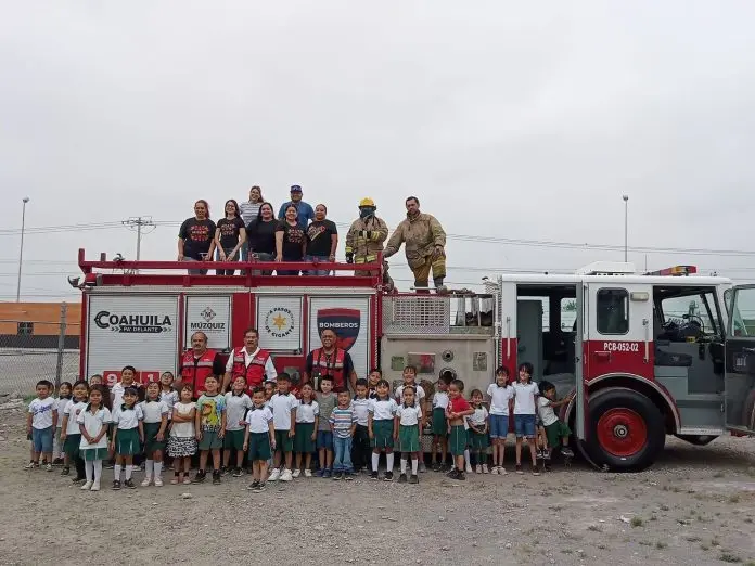 Personal de Seguridad Pública y Bomberos de Múzquiz visitan el Jardín de Niños “Arcoíris” en Minas de Barroterán