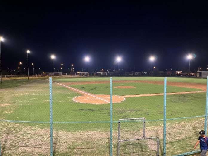 La alcaldesa Laura Jiménez Gutiérrez impulsa el deporte en Múzquiz con apoyo a ligas locales