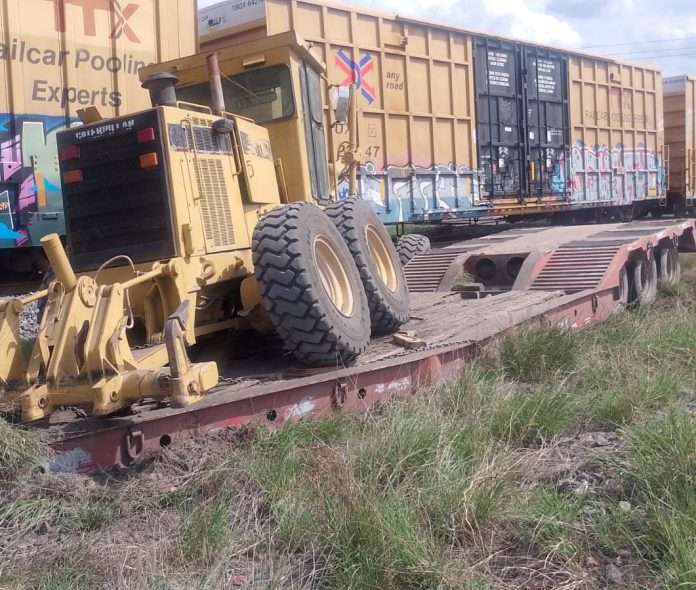 Un tráiler impactó un tren en Barroterán, provocando su descarrilamiento. No hubo lesionados