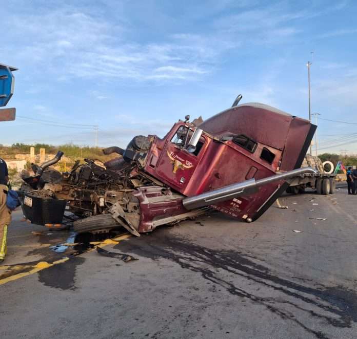 Accidente deja múltiples daños en la entrada de Acuña