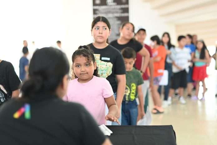 Concluye con éxito recepción de becas en Acuña