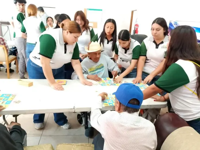 Alumnos del Cobac visitan la residencia del adulto mayor del DIF Acuña