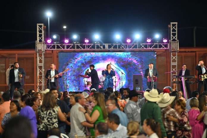 Festeja municipio con éxito el día del maestro