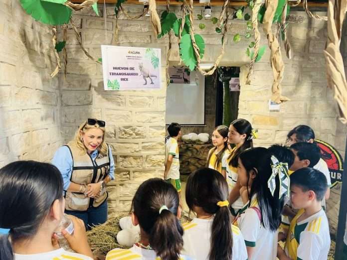 Disfrutan niños exposición de dinosaurios en el museo