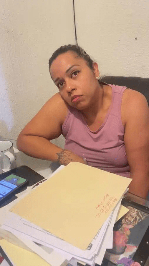 Mujer que aparece agrediendo a los adultos mayores