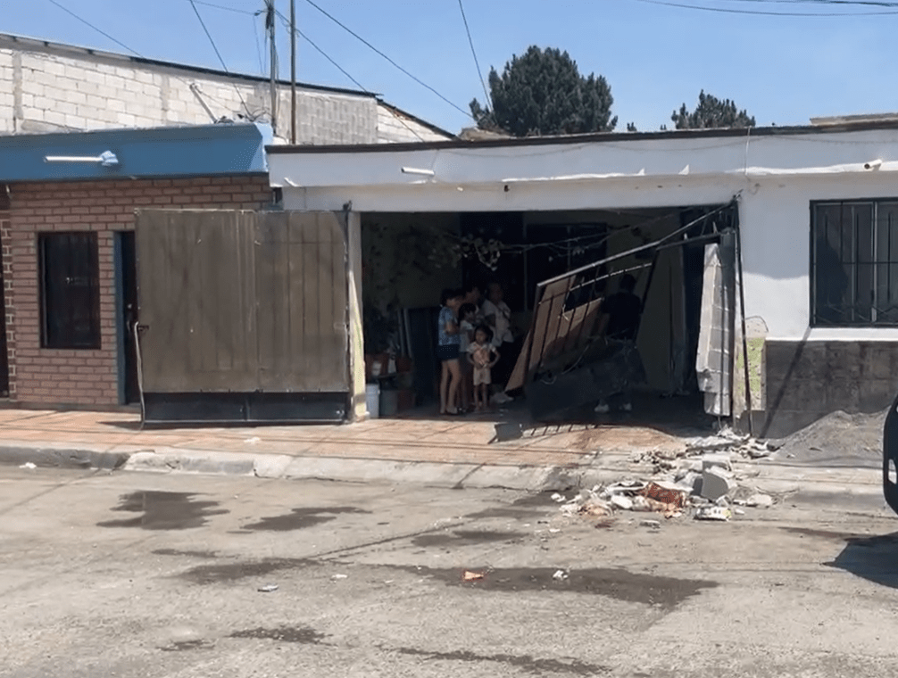 Conductor ebrio pierde el control de su vehículo tras festejar el triunfo del Club América; destrozó su auto y una casa