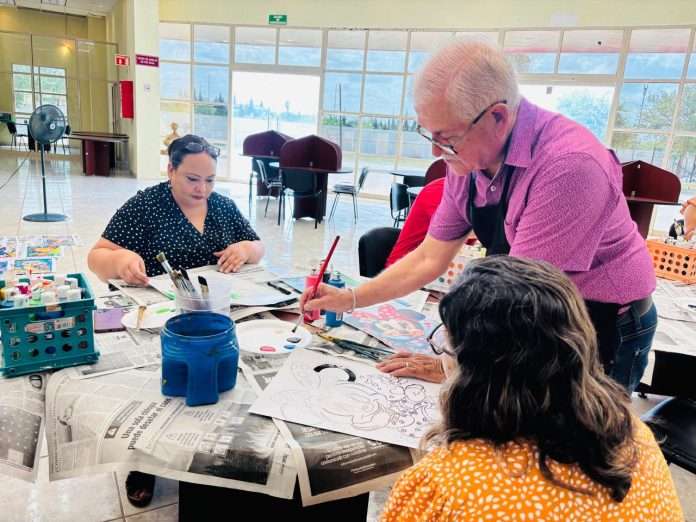 Brindan taller de pintura para madres acuñenses