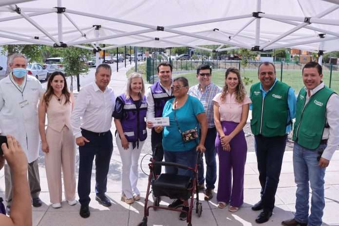 Entregan en San Juan de Sabinas “Tarjetas de la salud popular”
