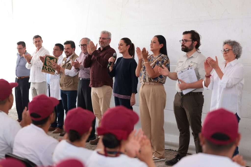 En Aquila, Michoacán, Claudia Sheinbaum anuncia operaciones gratuitas de cataratas para adultos mayores con programa Salud Casa por Casa